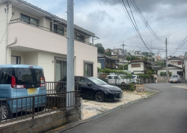 【前面道路含む現地写真】 | 住宅用の土地では前面道路に2m以上接していなければならないと法律で定められています。しかし、お持ちの車のサイズやライフスタイルなどにより、2mでは利便が悪い場合もございますので、事前に確認しましょう。
