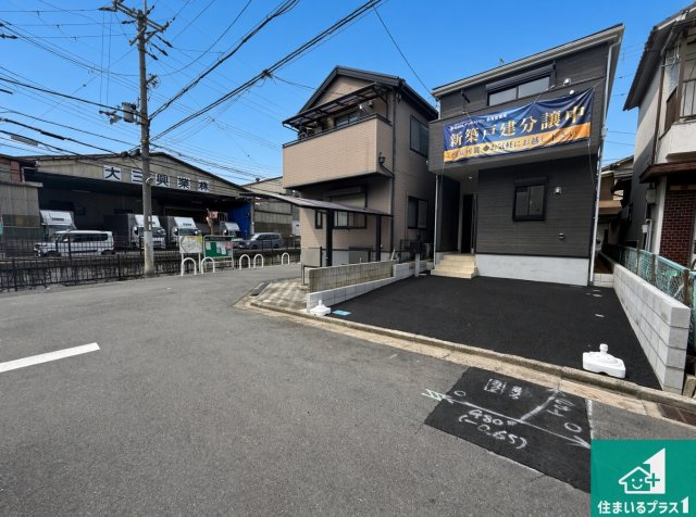 ♦八尾市二俣　第1期　新築一戸建ての前面道路含む現地写真|周辺は閑静な住宅街！前面道路広々で車の出し入れも便利です。駐車が苦手な方でも安心して車庫入れできます！