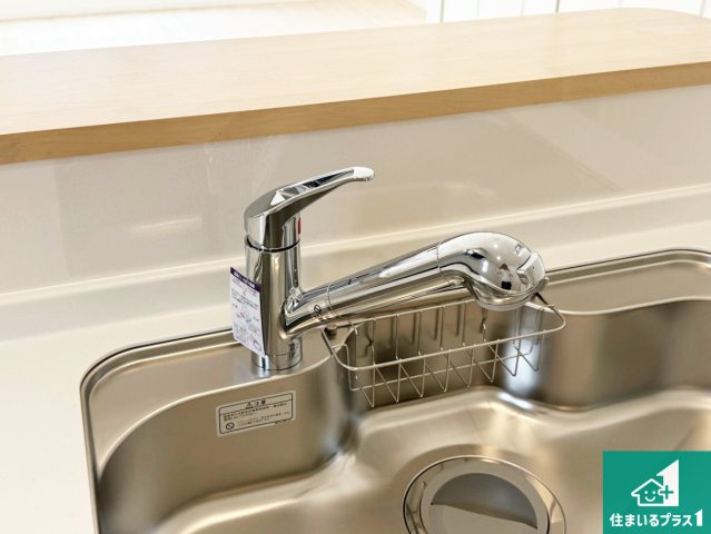 ♦八尾市二俣　第1期　新築一戸建ての設備|浄水器を内蔵！炊飯時、お茶を作る時に安心してお水を使えます！お湯と冷水、浄水と原水、シャワーの切替えもワンタッチです！