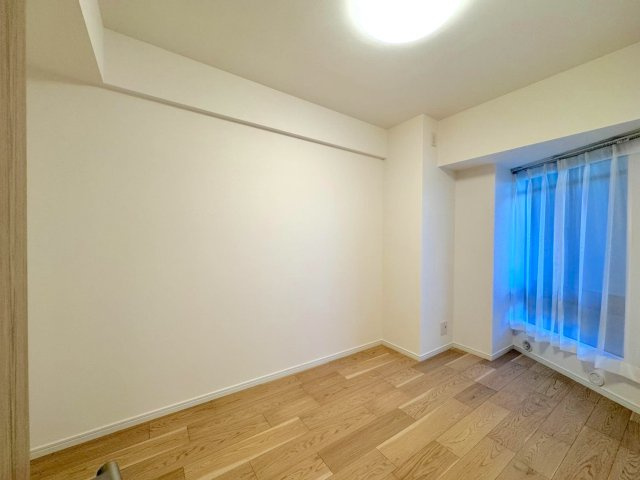 東急ドエル・アルス戸田の子供部屋|洋室4.8帖　間取り図左上の部屋
ポーチに面した窓のある約4.8帖の洋室です。クローゼットが設置されており、子ども部屋や作業スペース、書斎など多用途に活用しやすいコンパクトで使い勝手の良いお部屋です。