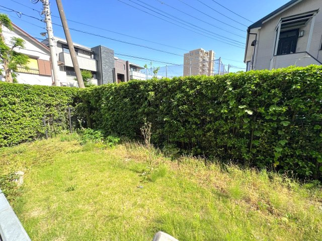 東急ドエル・アルス戸田の庭|専用庭付き
南向きで日当たり良好な9.12㎡のバルコニーと、17.10㎡の広々とした専用庭が魅力です。ガーデニングを楽しんだり、お子様やペットとの憩いの場として多目的に活用できます。