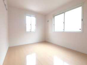【洋室】 | ※角部屋のお写真です。側面の窓はございません。