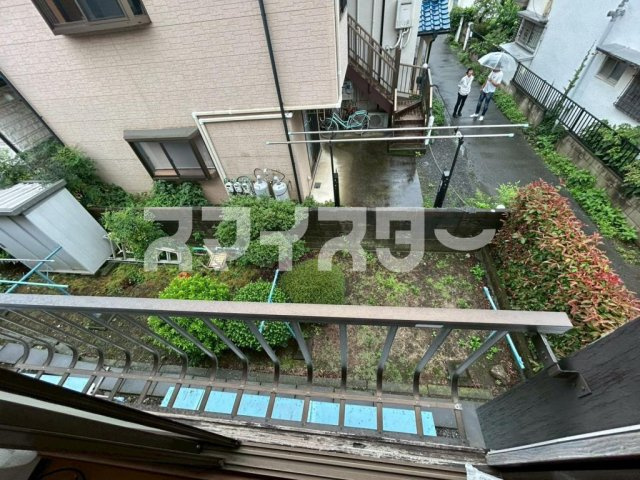 小平市小川西町３丁目のアパートのバルコニー