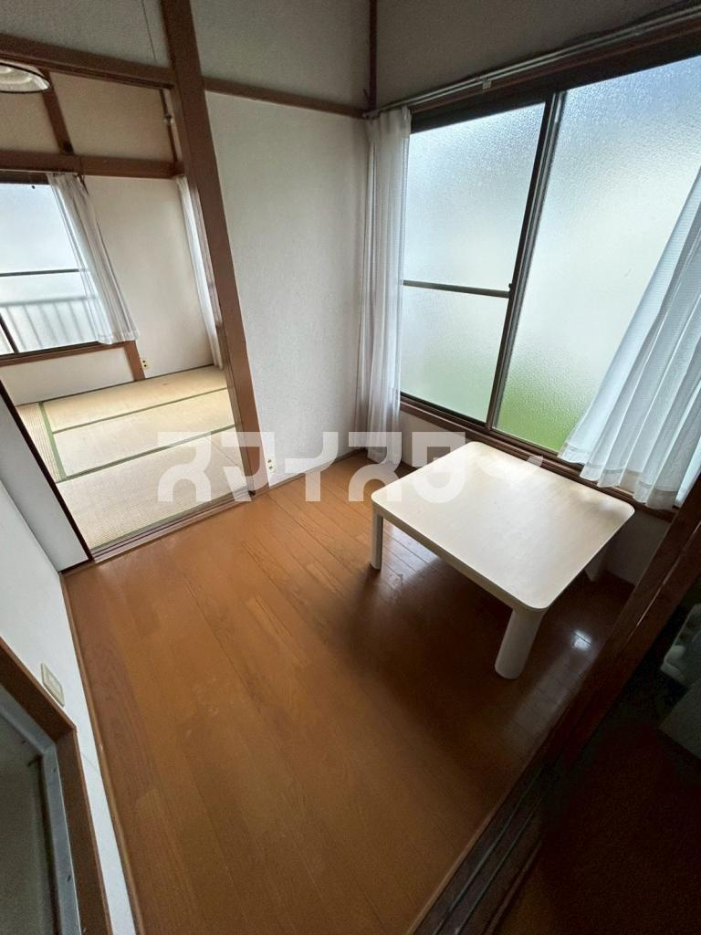 小平市小川西町３丁目のアパートの居間・リビング