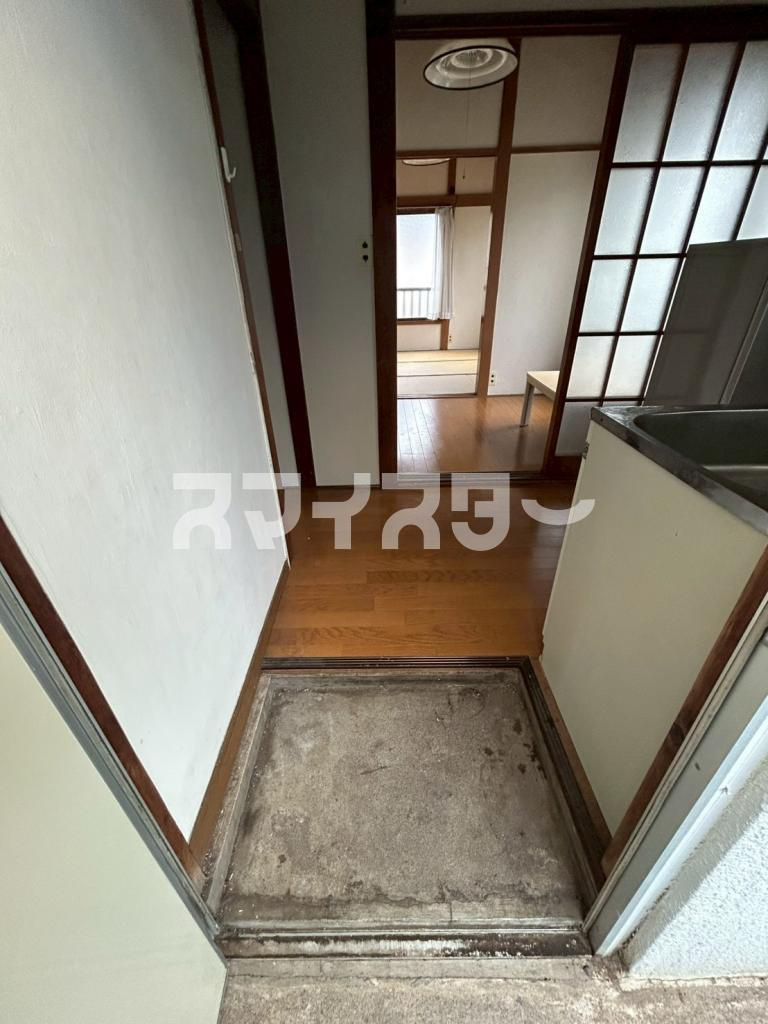 小平市小川西町３丁目のアパートの玄関