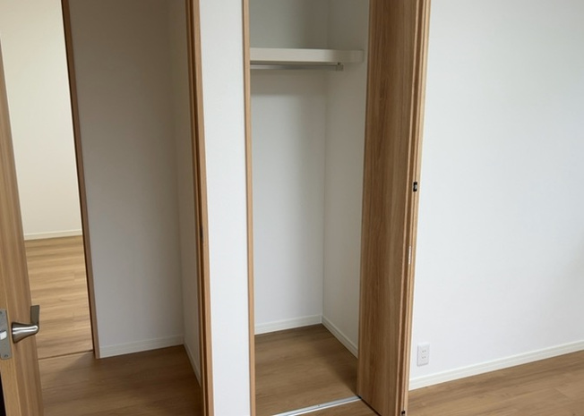 【収納】 | 各部屋に独立した収納が用意されているほか、1階には床下収納も完備されています。2026年7月の内装リフォームで収納内部もきれいに整えられます。荷物が多いご家族でも住空間を広々と保つことができます。