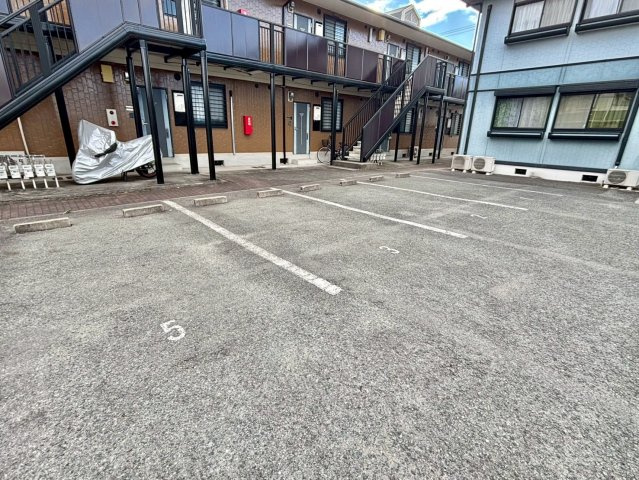 サンフォーレストBの駐車場