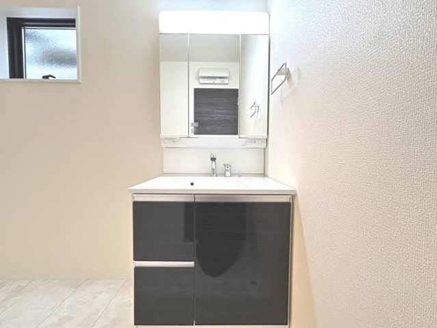 リーブルガーデン　一宮市小信中島第5　全2区画分譲の独立洗面台|洗面化粧台 幅 750mm、軽く割れにくい洗面ボールと場所をとらないコンパクト設計の本体キャビネットです。
ミラー扉の内側は全て収納スペースです。リフトアップシャワーを採用し両手が自由に使えます