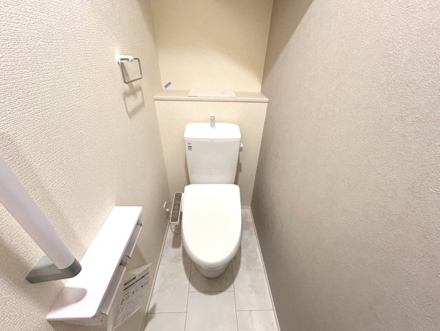 リーブルガーデン　一宮市小信中島第5　全2区画分譲のトイレ|超表面平滑加工とイオンパワーの「セフィオンテクト」加工で、汚れが付きにくく落ちやすい仕様で清潔です。
便器にフチがないので汚れが隠れて見えない部分がありません。お手入れがとってもラクラクです。