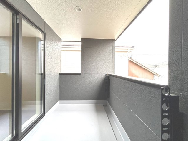 リーブルガーデン　一宮市小信中島第5　全2区画分譲のバルコニー|バルコニーは南向きで洗濯物もよく乾きます！強度と表面積硬度を持つFPRで防水しています。