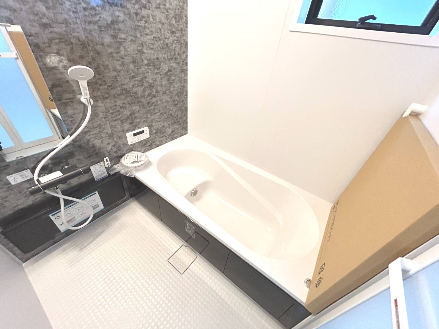リーブルガーデン　一宮市小信中島第5　全2区画分譲の浴室|明るく清潔感がある浴室。浴槽は環境にやさしい節水タイプ。浴槽内ステップで半身浴、親子入浴も安心です。
洗い場の床は乾きやすく滑りにくい快適仕様、水はけが良くカビの発生を軽減できます。
