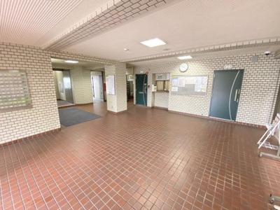 【エントランス】 | ファミール堺パートⅡ | 各居室に収納有りますので、収納場所に困らず綺麗な室内をたもてますね♪