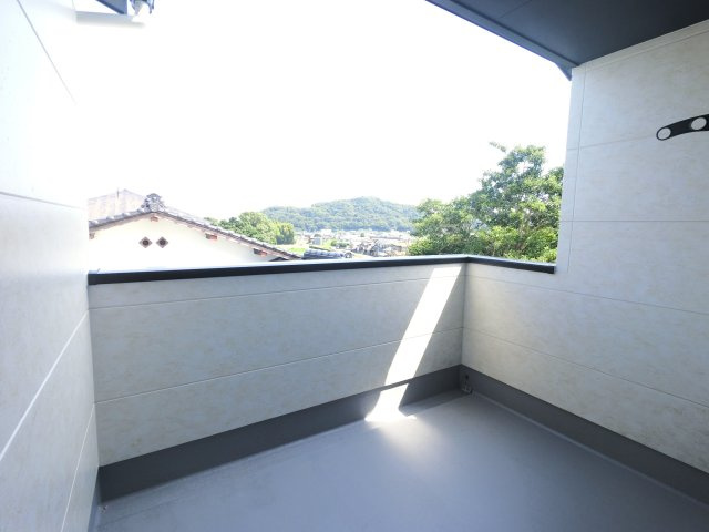 鳥栖市桜ケ丘町の新築一戸建のバルコニー|お洗濯にも便利なバルコニー付き