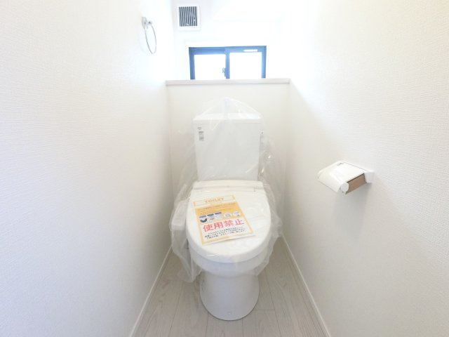 鳥栖市桜ケ丘町の新築一戸建のトイレ|2階のトイレ