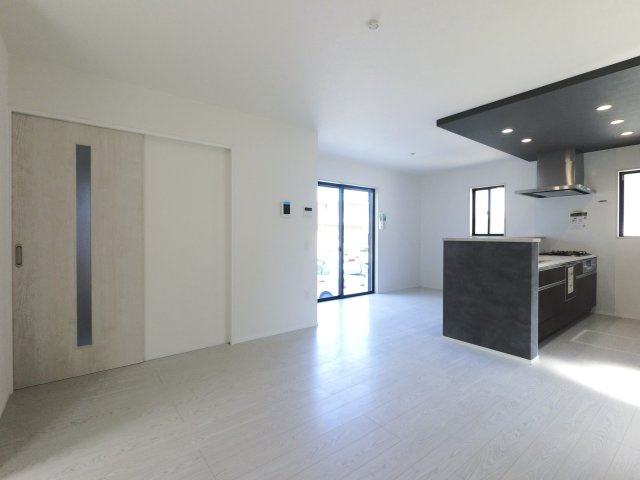 鳥栖市桜ケ丘町の新築一戸建の居間・リビング|ゆったりとした居間です