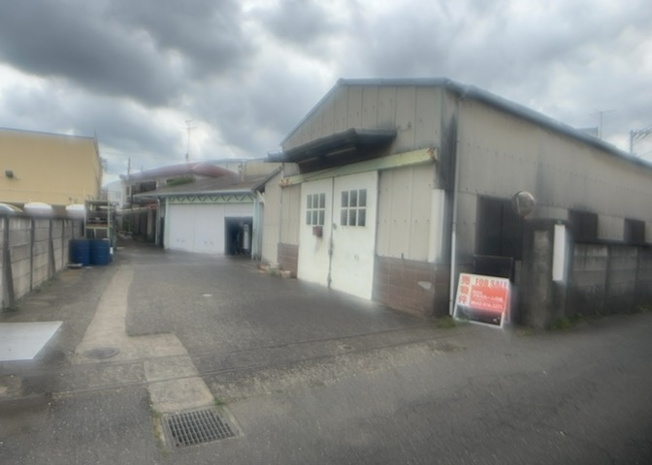 【外観】 | 工場 | 土地の形が極端に長細かったり、狭小地、あるいは道路との高低差がある傾斜地だった場合、後々売ろうとしても買い手がつかない場合もあります。後々、売却することになった時に価値の下がらない土地を選びましょう。