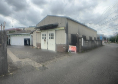 【外観】 | 工場 | 家を建てる場合、方位は要チェックです。現実的に日当たりのよい家ならばリビングは南側、建築基準法でも北側に当たる家への配慮は求められています。土地を見学に行く際は、方位磁針を持って行くようにしましょう。