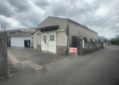 【外観】 | 工場 | 土地を買う際、住む地域の自治体や福祉の補助制度にも注目してみましょう。子供や老人の医療補助やゴミ出しのルールなど、自治体によってルールに大きな違いがあるため、暮らしやすい土地で判断するとよいでしょう。