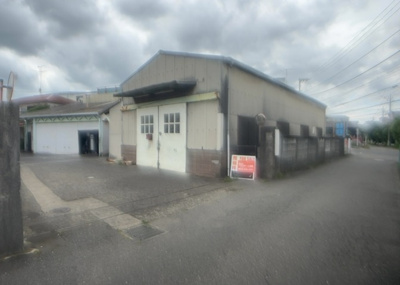 【外観】 | 工場 | 土地の前の道路に消火栓が設置されていることがあります。この場合、道路交通法第45条第1項により、駐車禁止の場所が指定されています。そのため、車庫などの駐車スペースをつくることができない場合があります。