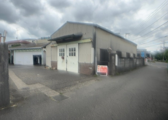 【外観】 | 工場 | 土地の前の道路に消火栓が設置されていることがあります。この場合、道路交通法第45条第1項により、駐車禁止の場所が指定されています。そのため、車庫などの駐車スペースをつくることができない場合があります。