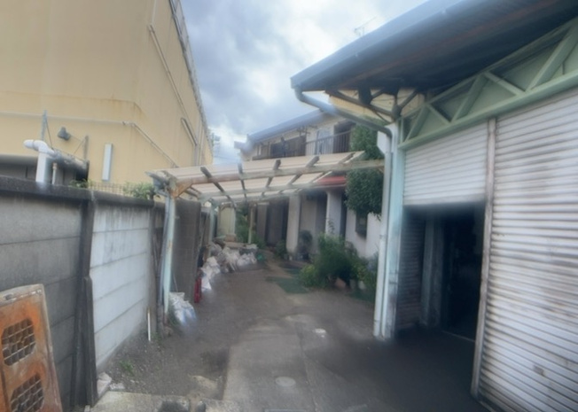 【外観】 | 工場 | 現地に行くなら、物件の周囲の地形がどうなっているかを見ることも大切です。周辺より低くなっている土地では、大雨などで水が集まりやすいため、地盤が弱くなっているということも考えられるため、注意が必要です。