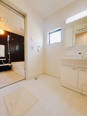 【新築戸建】高崎市金古町第11の独立洗面台|■洗面室｜洗濯機を置いてもゆとりある広さの洗面脱衣室です♪三面鏡の洗面化粧台なので身支度もしやすくおしゃれが好きな方にも嬉しい設計です♪窓があるので換気の際も楽ちんです