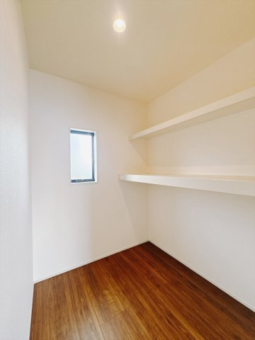 【新築戸建】高崎市金古町第11の収納|■WIC｜お気に入りのお洋服もシワを作らずきれいに管理ができる夢のウォークインクローゼット！今お使いの収納ケースもスッポリそのまま収まる広さです♪