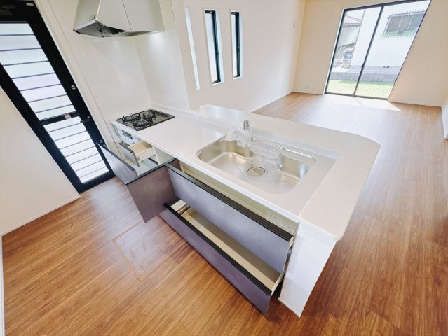 【新築戸建】高崎市金古町第11のキッチン|■キッチン｜作業がはかどる広々カウンタースペース。会話がはずむ「オープンキッチン」なので家族とのコミュニケーションも活発になります。