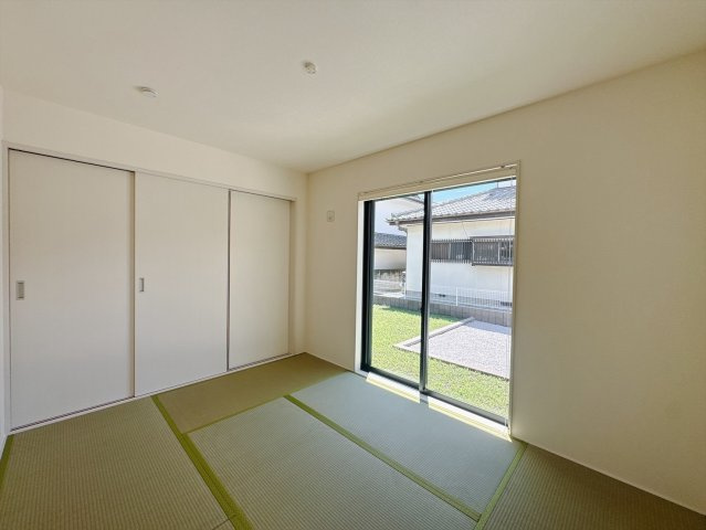 【新築戸建】高崎市金古町第11の和室|■1階和室｜リビングと繋がっている和室は、お子様の様子を見守りながらお洗濯物を畳んだり、家事の合間のちょっとした休憩やのんびりお昼寝にも♪セカンドリビングとしてもお使いいただけます。