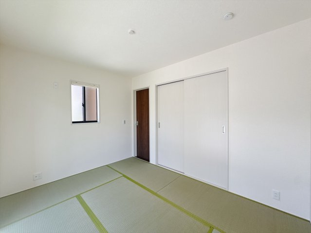 【新築戸建】高崎市金古町第11の和室|■1階和室｜和室を書斎にしたり、冬にはコタツを敷いて家族みんなで年越しをするのもいいですね。家族みんなのお気に入りの空間になります♪