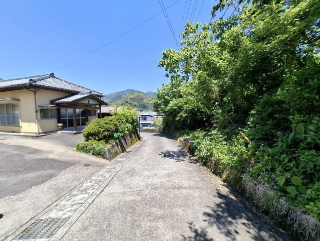 売土地　静岡市葵区富厚里の前面道路含む現地写真|道も舗装されており、雨が降ってもぬかるみや土砂の流出が防げるため、車両も安全に通行できます。