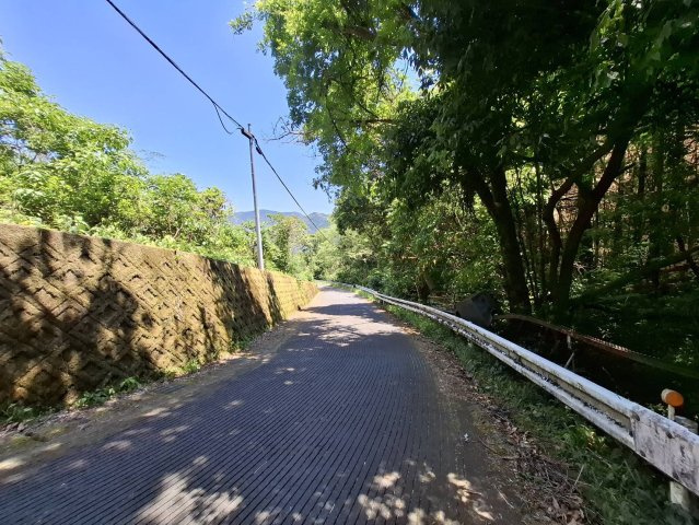 売土地　静岡市葵区富厚里の前面道路含む現地写真|車通りの少ない穏やかな環境です。