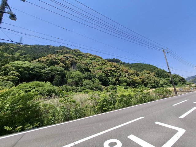 売土地　静岡市葵区富厚里の前面道路含む現地写真|広い空と緑に包まれた、心安らぐ環境。週末利用や趣味の拠点にもおすすめ。