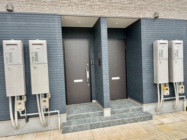 ピース北河原町A棟のエントランス