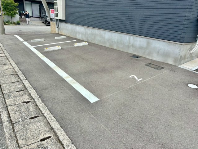 ピース北河原町A棟の駐車場