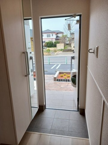 ブリッサ　　刈谷市近郊の賃貸はクラスホーム刈谷店の玄関|収納もある玄関です