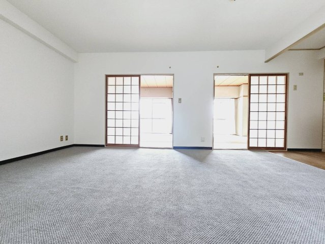 ロイヤルハイツ白川台B棟の居間・リビング|■LDK約12.7帖
