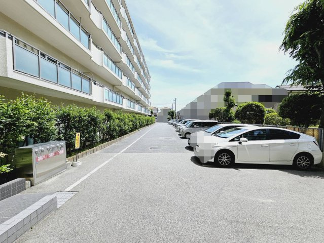 ロイヤルハイツ白川台B棟の駐車場|■敷地内全67台■敷地外4台