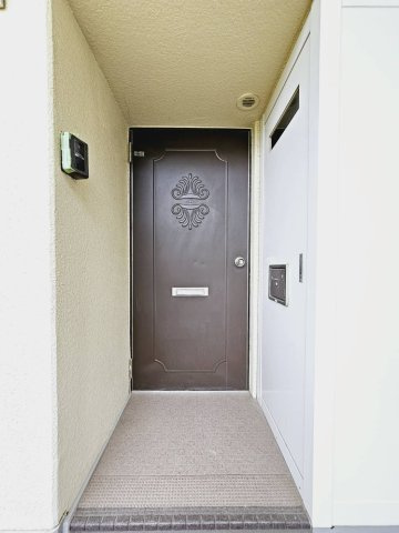 ロイヤルハイツ白川台B棟の玄関