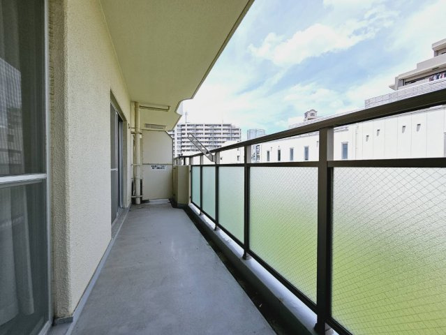 ロイヤルハイツ白川台B棟のバルコニー
