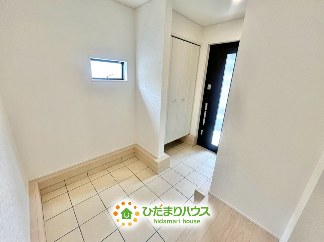 幸手市上高野第9　新築一戸建て　02　クレイドルガーデンの玄関