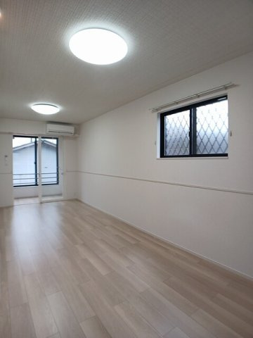 【居間・リビング】 | Ｋｕｒａ・保田窪本町 | こちらの居間で趣味の時間をお楽しみください