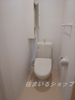 ソラーナ　Ⅳのトイレ|シャワートイレ・収納棚あり