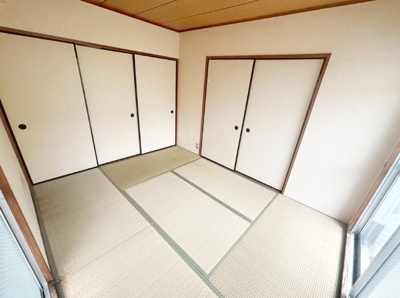 【和室】 | 本山ビューハイツ | ６帖の和室は押入付き。２面バルコニーに面した明るいお部屋