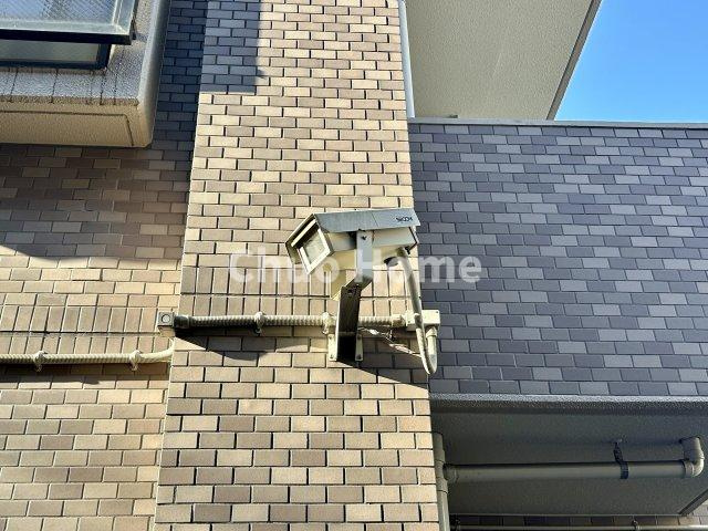 ライオンズマンション亀有第6の防犯設備|【防犯カメラ】何かあった時の大事な証拠になることももちろんなりますが、防犯というくらいですので大事なのは防犯カメラがあることによって抑止力につながることですよね。