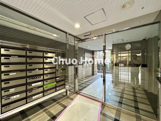ライオンズマンション亀有第6の防犯設備|【宅配ボックス】在宅時・不在時に関わらず、居住者の代わりに非対面で宅配物を受け取ってくれる便利な設備です。わかりやすくご説明致しますので見学時にはお部屋だけではなく共用部分もぜひチェックしてください。