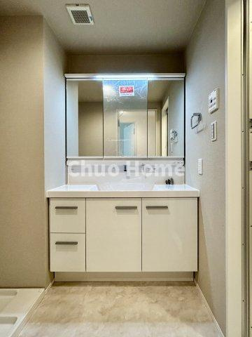 ライオンズマンション亀有第6の独立洗面台|【洗面化粧台】洗面化粧台には三面鏡を採用。身だしなみを整えやすい事はもちろんですが、鏡の後ろに収納スペースを設ける事により、散らかりやすい洗面スペースをすっきりさせる事が出来るのも嬉しいですね