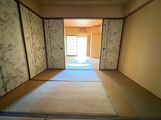 【商談中】サンハイム長岡京　の和室|リビングと隣接しておりますが、扉で仕切ることでプライベート空間を確保できます。