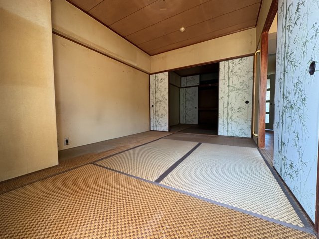 【商談中】サンハイム長岡京　の和室|竹柄の襖が和の趣を演出し、落ち着いた空間となっております。