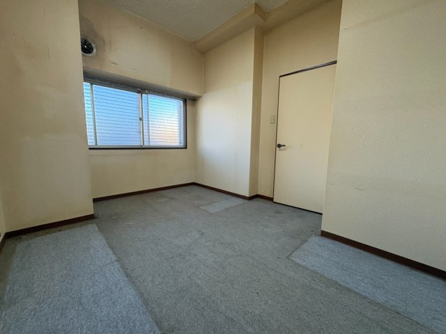 【商談中】サンハイム長岡京　の洋室|洋室（約5.5帖）
西側の窓から自然光を取り込める、明るい居室です。